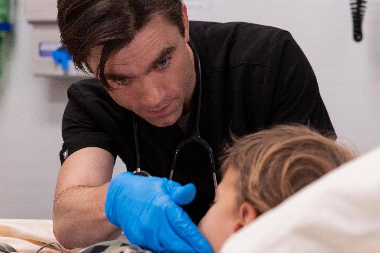 3__anche_un_attore_di_teatro_UlaR8Sh4aY - Confidenze24 source:usmagazine - 3. È anche un attore di teatro - Chi è il Dottor Frank Langdon in HBO’s The Pitt? 5 cose da sapere su Patrick Ball