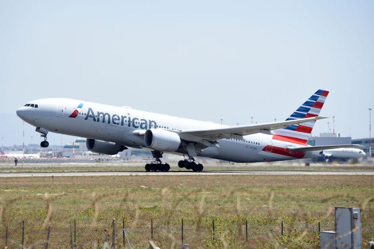 Accuse_Falsi_Durante_il_Volo_Portano_a_Detenzione_Imbarazzante_w8AD1jSstQ - Confidenze24 source:bossip - Accuse Falsi Durante il Volo Portano a Detenzione Imbarazzante - American Airlines