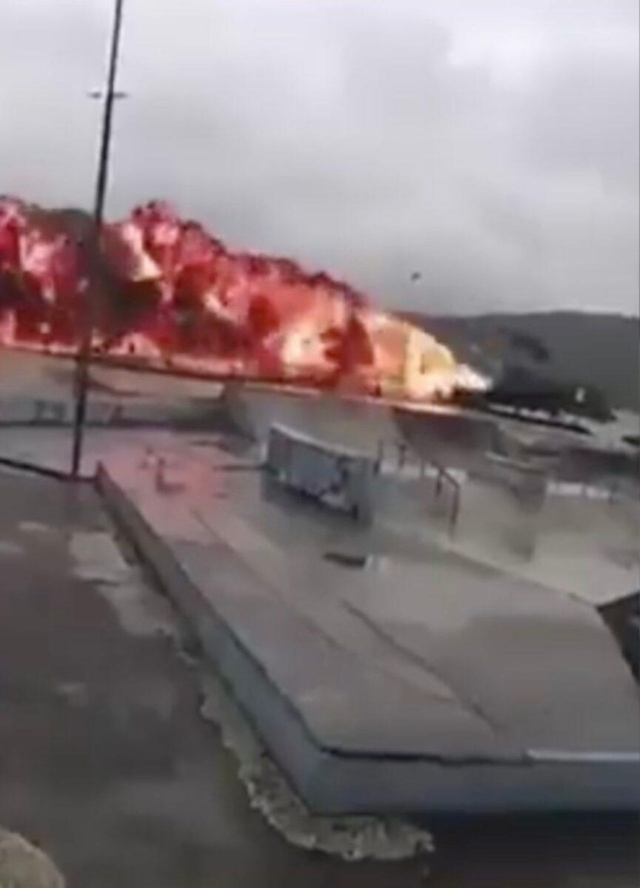Aereo_esce_di_pista_ed_esplode_durante_latterraggio_sSRIQgZWYW - Confidenze24 source:tvzap - Aereo esce di pista ed esplode durante l’atterraggio - Immagine del relitto dell'aereo