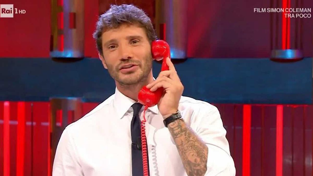 Affari_Tuoi_il_presentatore__troppo_perfezionista_nel_backstage_Il_nuovo_retroscena_iOjXoeWQVo - Confidenze24 source:lanostratv - Affari Tuoi, il presentatore è troppo perfezionista nel backstage? Il nuovo retroscena - Foto Stefano De Martino boom Affari Tuoi