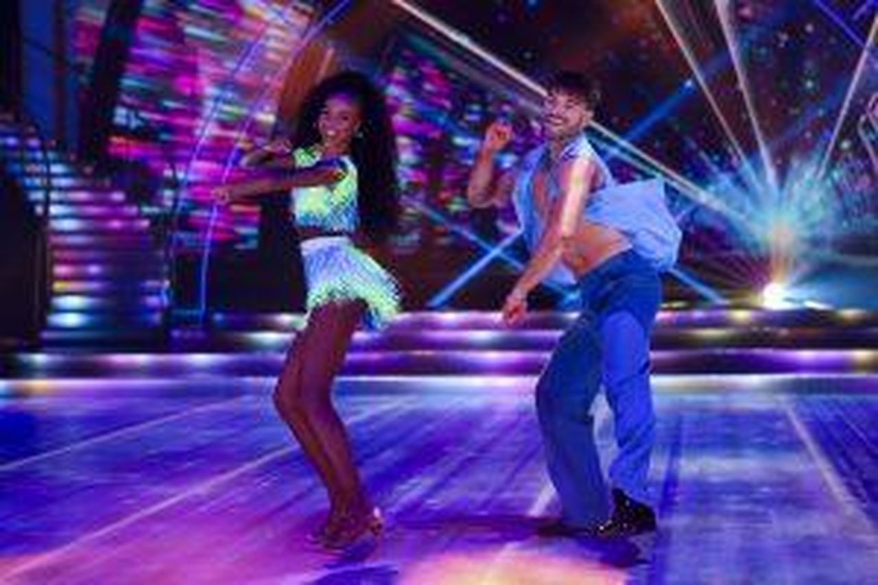 source:vipmagazine - Aishah Akorede e Robert Rowiński - Ex Miss Irlanda Aishah Akorede con il suo partner di danza Robert Rowinski durante Dancing with the Stars.