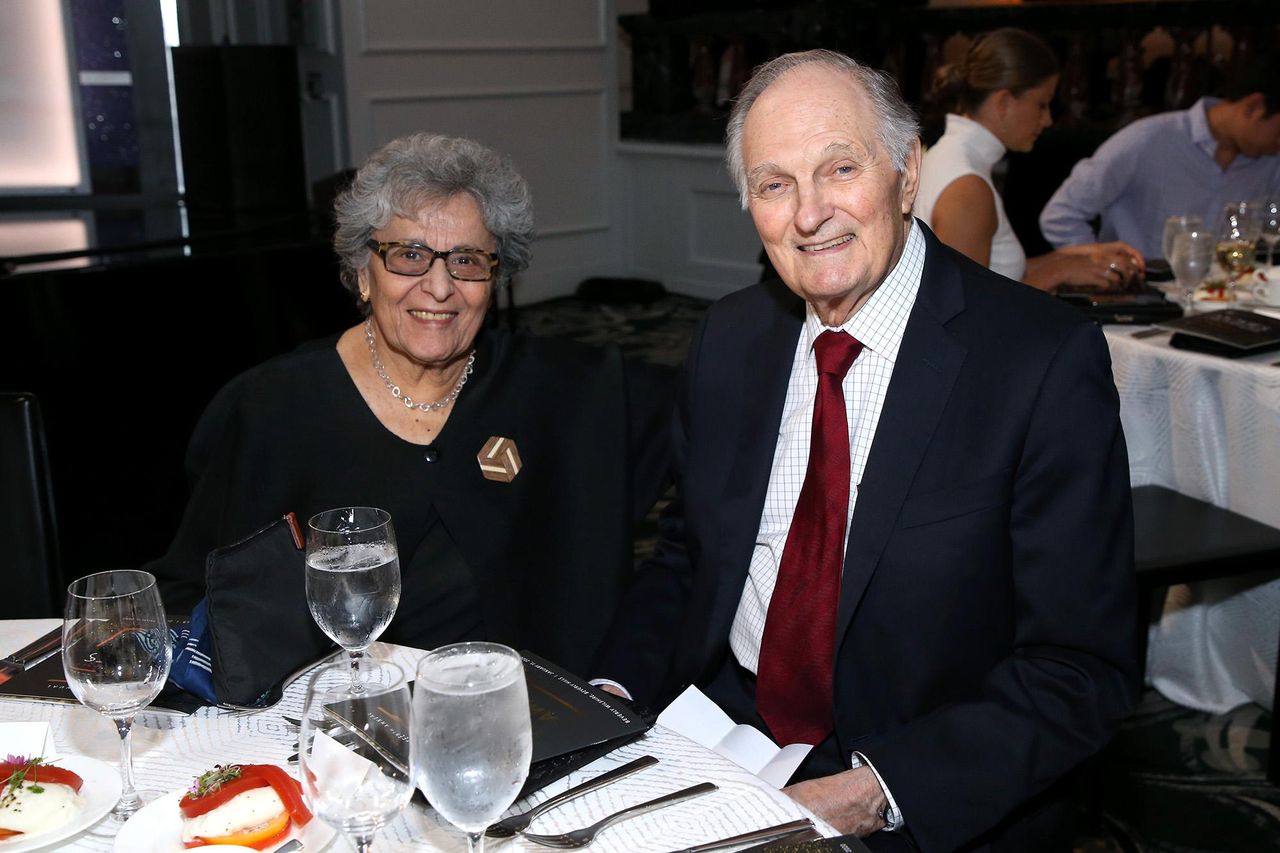 Alan_e_Arleen_Alda_ABZP6v8Xqj - Confidenze24 source:usmagazine - Alan e Arleen Alda - Alan e Arleen Alda