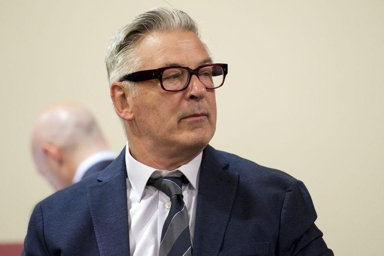 Alcuni_ritengono_che_la_persecuzione_abbia_distratto_dalla_tragedia_di_Halyna_Hutchins_162y82weVI - Confidenze24 source:thehollywoodgossip - Alcuni ritengono che la persecuzione abbia distratto dalla tragedia di Halyna Hutchins - Alec Baldwin durante il suo processo per omicidio colposo.