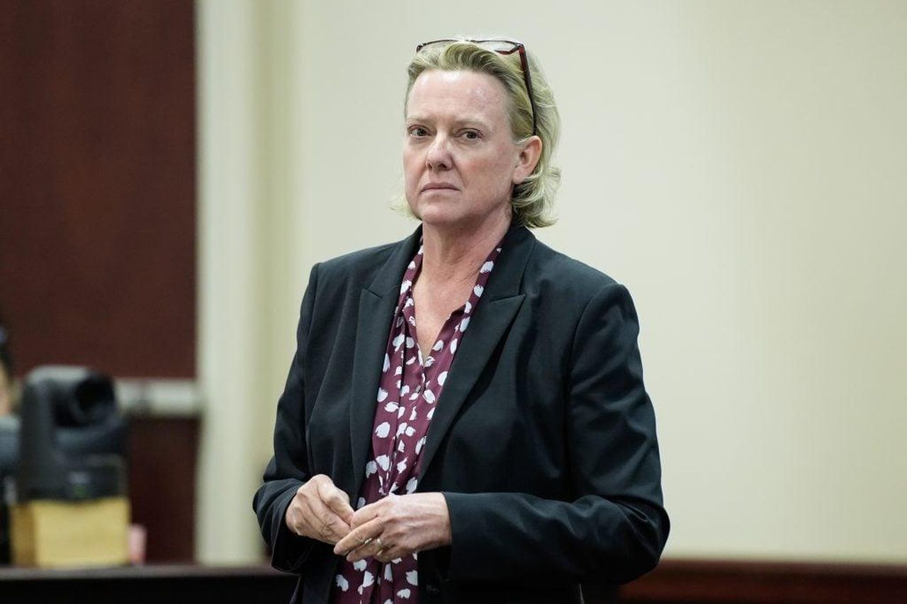 Alcuni_ritengono_che_la_persecuzione_abbia_distratto_dalla_tragedia_di_Halyna_Hutchins_yLNoWhAEhG - Confidenze24 source:thehollywoodgossip - Alcuni ritengono che la persecuzione abbia distratto dalla tragedia di Halyna Hutchins - Il procuratore speciale Kari Morrissey in aula.