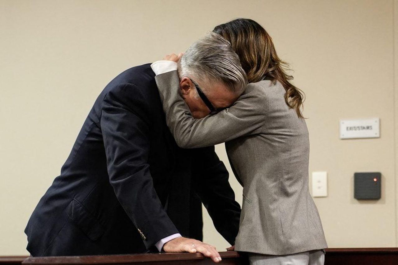 Alec_Baldwin_sta_facendo_causa_al_procuratore_speciale_Kari_Morrissey_2UBiWtYI8c - Confidenze24 source:thehollywoodgossip - Alec Baldwin sta facendo causa al procuratore speciale Kari Morrissey - Hilaria Baldwin parla con suo marito Alec Baldwin durante il suo processo.