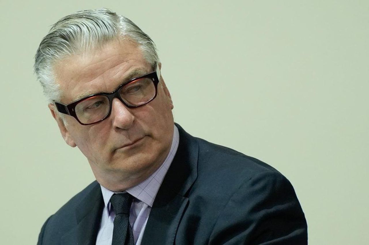 Alec_Baldwin_sta_facendo_causa_al_procuratore_speciale_Kari_Morrissey_3nUdzkPhqF - Confidenze24 source:thehollywoodgossip - Alec Baldwin sta facendo causa al procuratore speciale Kari Morrissey - Alec Baldwin il 12 luglio 2024 durante il suo processo per omicidio colposo.