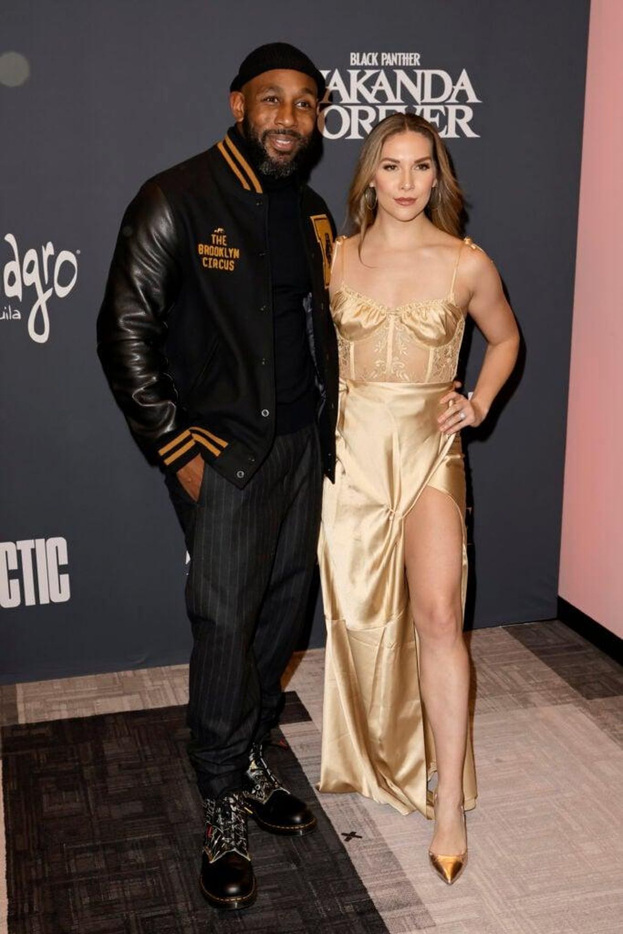Allison_Holker_Parla_Del_Tragico_Decesso_Del_Marito_9Ho6uqvUG3 - Confidenze24 source:thehollywoodgossip - Allison Holker Parla Del Tragico Decesso Del Marito - Stephen “tWitch” Boss e Allison Holker il 5 dicembre 2022, pochi giorni prima della sua morte.