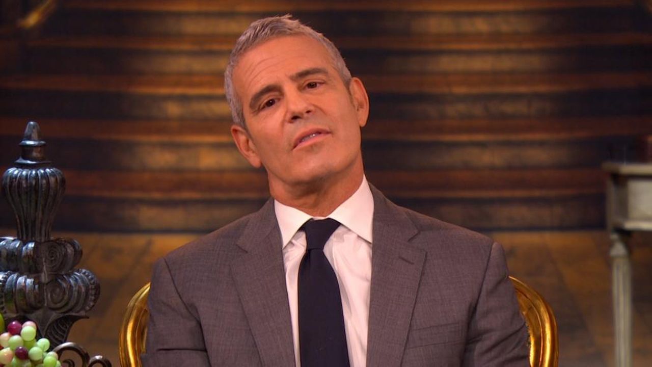 Andy_Cohen__un_grande_fan_di_Lisa_Vanderpump_ma__6leQvb7mSo - Confidenze24 source:thehollywoodgossip - Andy Cohen è un grande fan di Lisa Vanderpump, ma ... - Andy Cohen visibilmente sofferente durante una riunione di RHONJ.