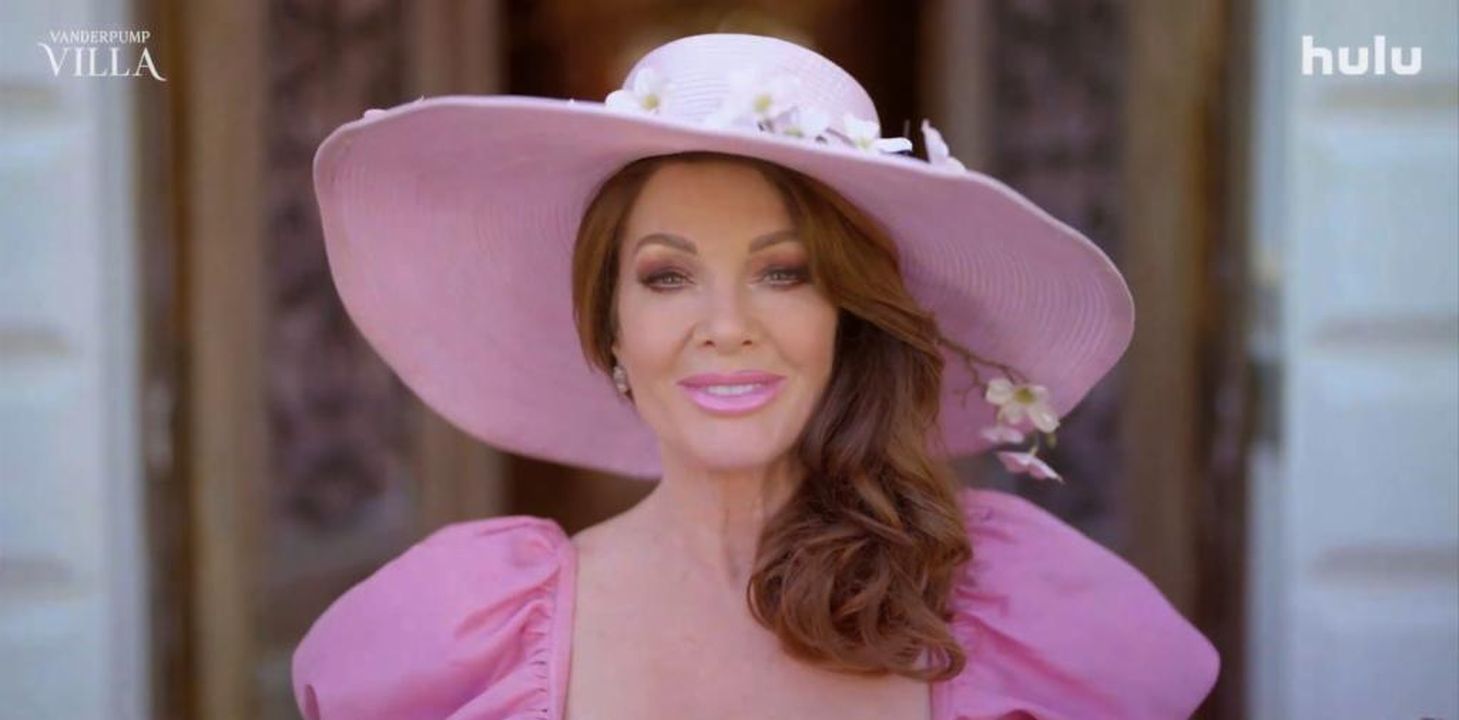 Andy_Cohen__un_grande_fan_di_Lisa_Vanderpump_ma__Cg9s3D0AXH - Confidenze24 source:thehollywoodgossip - Andy Cohen è un grande fan di Lisa Vanderpump, ma ... - Lisa Vanderpump indossa il rosa nel trailer di Vanderpump Villa.