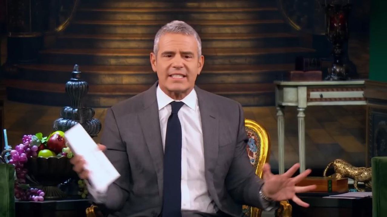 Andy_Cohen_ha_notato_che_il_cast_di_RHOBH_potrebbe_essere_un_problema_per_Lisa_Vanderpump_U6SRcXgrNf - Confidenze24 source:thehollywoodgossip - Andy Cohen ha notato che il cast di 'RHOBH' potrebbe essere un problema per Lisa Vanderpump - Andy Cohen parla durante una riunione di RHONJ nel 2023.