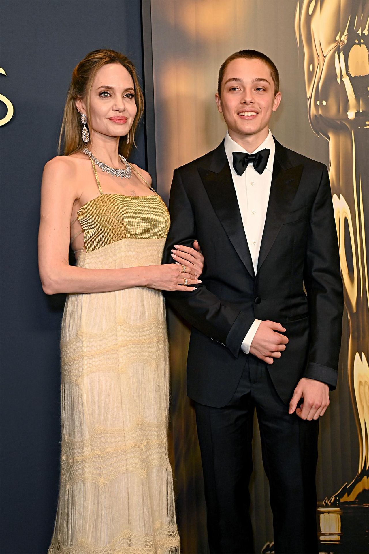 source:usmagazine - Angelina e Knox in azione - Angelina Jolie e il figlio Knox mentre aiutano durante gli incendi
