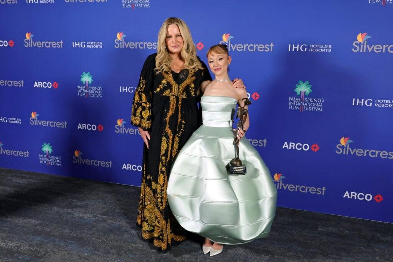 Ariana_Grande_chiarisce_di_essere_pulita_riguardo_al_Botox_w0SuFRUGii - Confidenze24 source:thehollywoodgossip - Ariana Grande chiarisce di essere ‘pulita’ riguardo al Botox - Jennifer Coolidge e Ariana Grande il 3 gennaio 2025 ai Palm Springs International Film Awards.