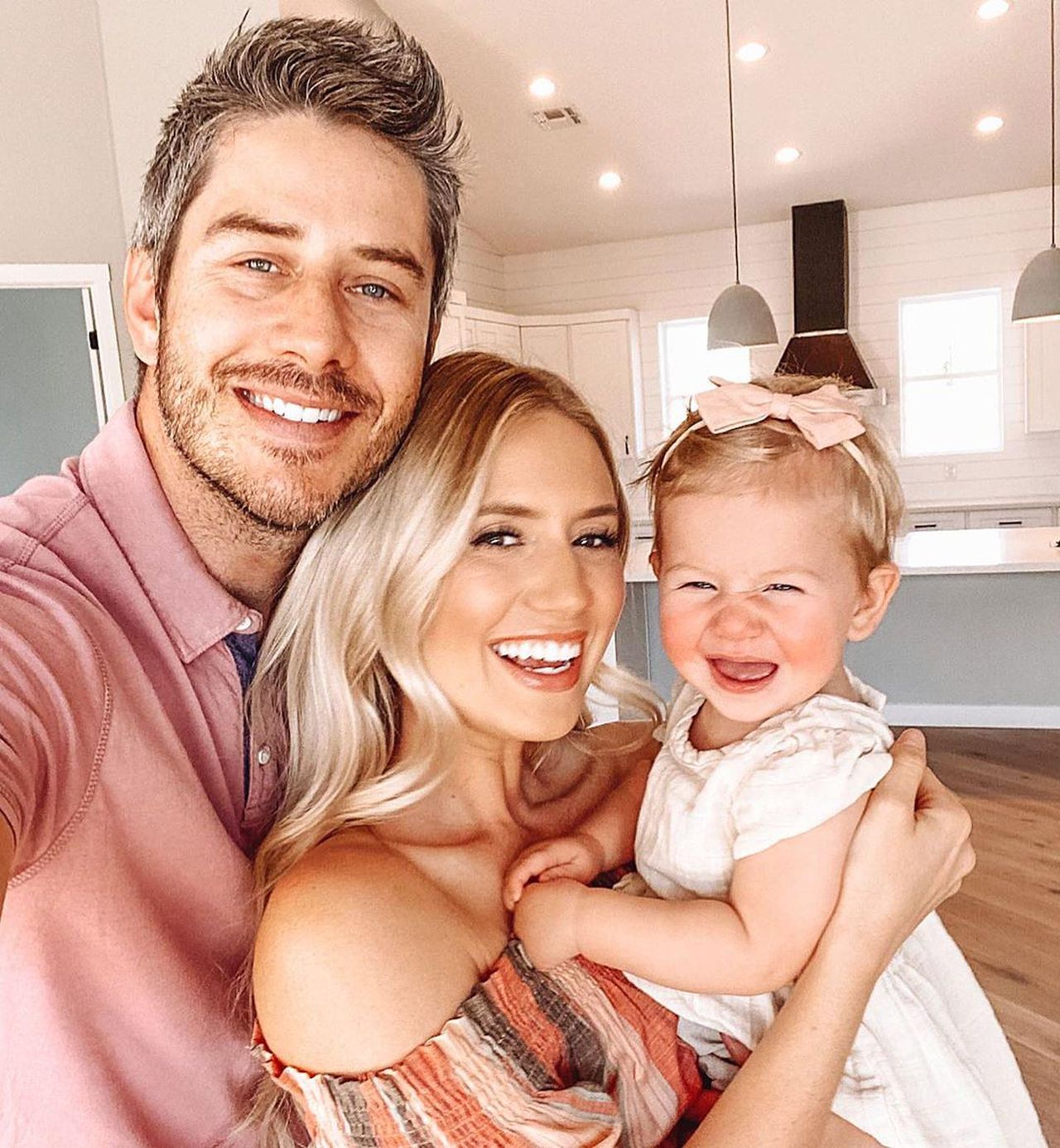 Arie_Luyendyk_Jr_e_Lauren_Burnham_YH8hCjOUAD - Confidenze24 source:usmagazine - Arie Luyendyk Jr. e Lauren Burnham - Arie Luyendyk Jr. e Lauren Burnham