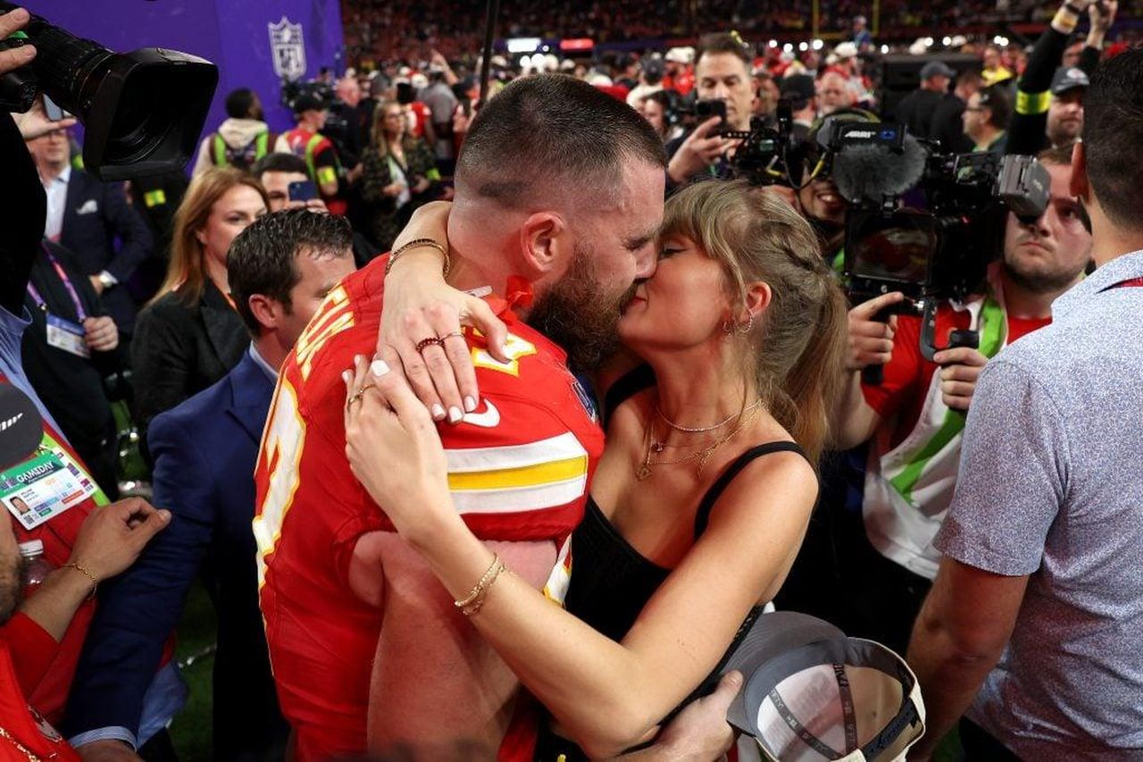 Aspetta_Travis_Kelce_non__mai_stato_a_un_matrimonio_autunnale_Mai_30wK11fd6o - Confidenze24 source:thehollywoodgossip - Aspetta, Travis Kelce non è mai stato a un matrimonio autunnale? Mai? - Travis Kelce e Taylor Swift si baciano il 11 febbraio 2024.