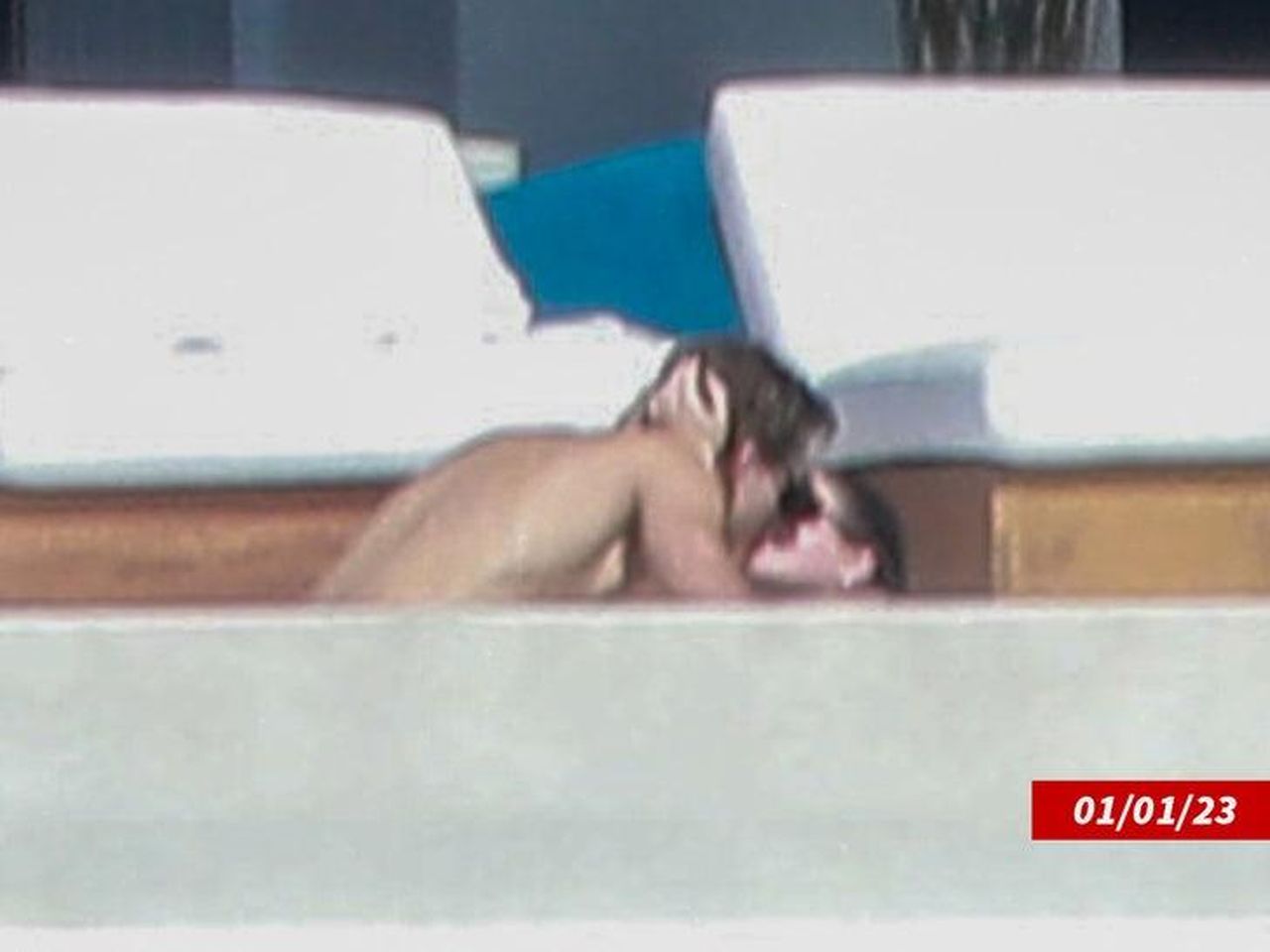 Assenza_di_Austin_durante_le_vacanze_rMjrKLcQ25 - Confidenze24 source:allcelebrities - Assenza di Austin durante le vacanze - Kaia Gerber in Cabo