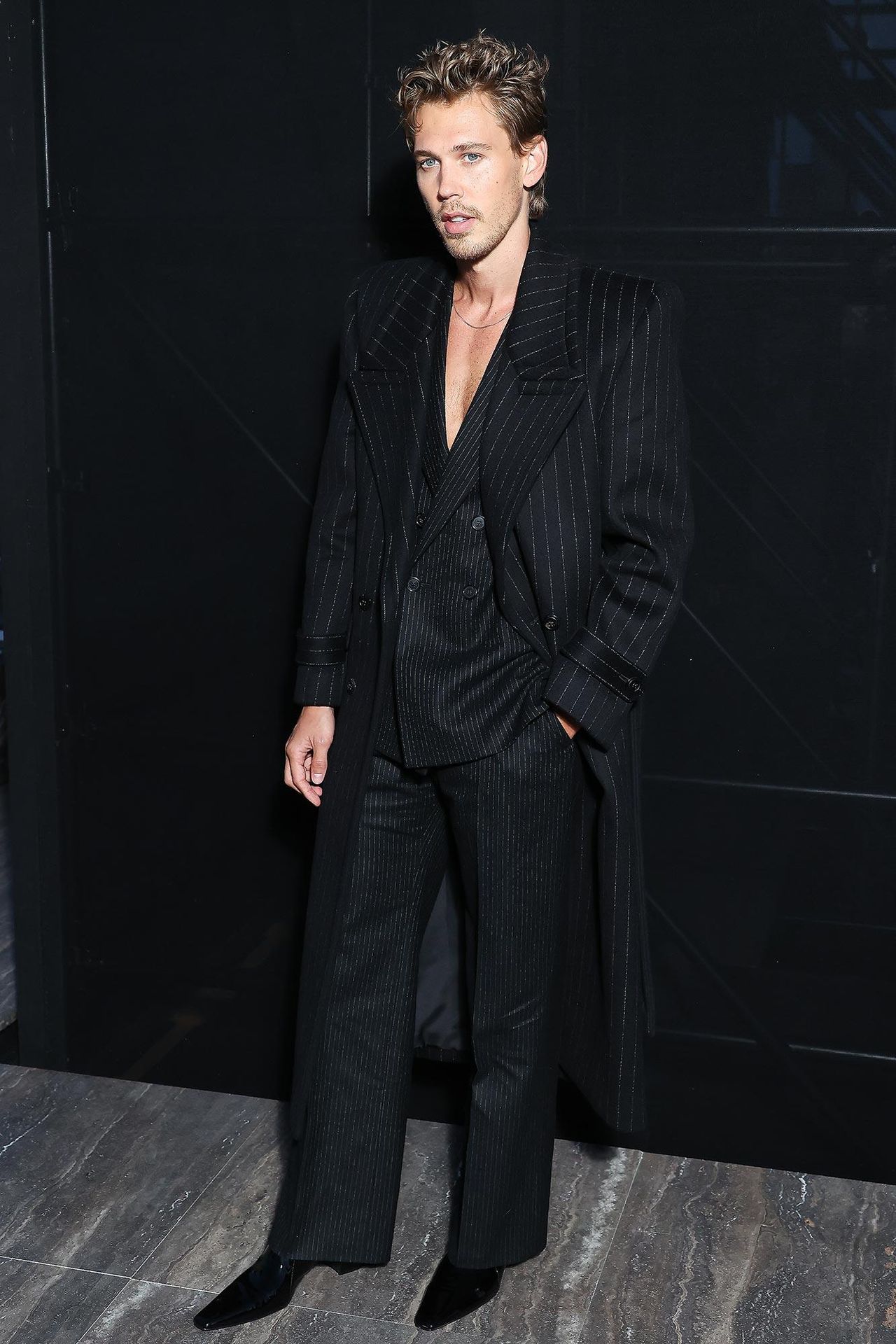 Austin_Butler_e_la_sua_nuova_campagna_con_Saint_Laurent_i8mnX8EUt5 - Confidenze24 source:usmagazine - Austin Butler e la sua nuova campagna con Saint Laurent - Austin Butler in abito per la campagna di Saint Laurent
