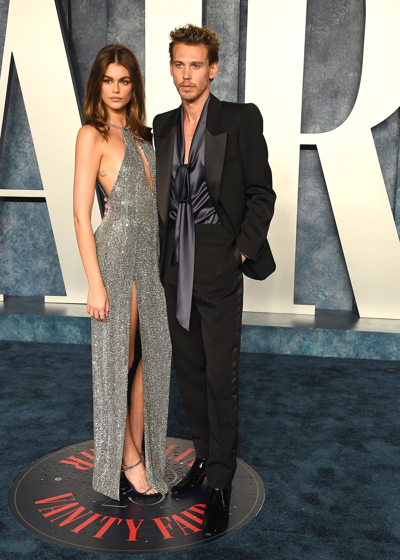 Austin_Butler_e_la_sua_nuova_campagna_con_Saint_Laurent_wIozE0e1KO - Confidenze24 source:usmagazine - Austin Butler e la sua nuova campagna con Saint Laurent - Austin Butler e Kaia Gerber alla Vanity Fair Oscar Party
