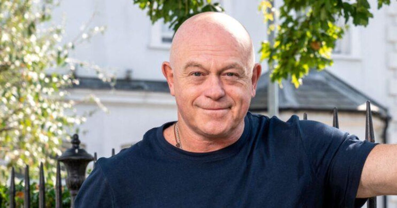BBC_annuncia_Ross_Kemp_come_presentatore_del_documentario_di_EastEnders_Oi9Lq94z6g - Confidenze24 source:entertainmentdaily - BBC annuncia Ross Kemp come presentatore del documentario di EastEnders - Ross Kemp sorridente in EastEnders