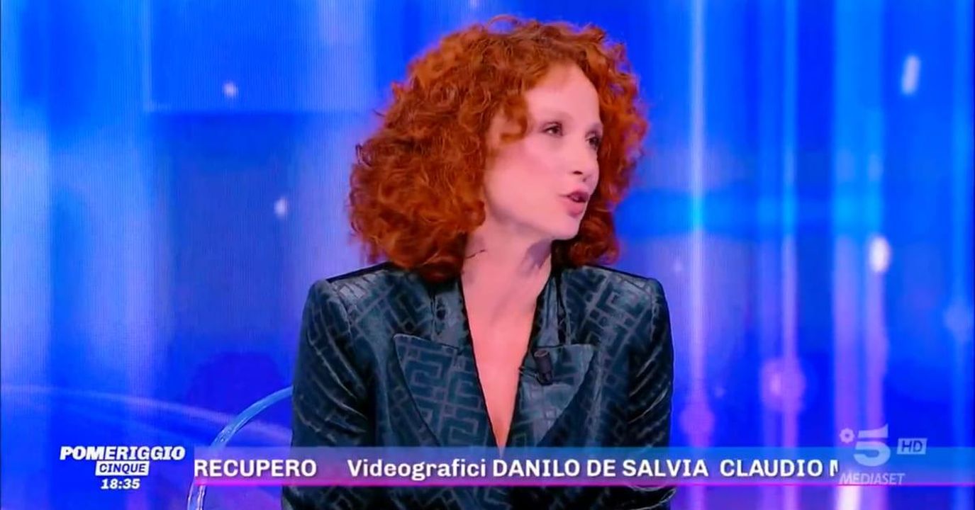 Beatrice_Luzzi_si_schiera_dalla_parte_di_Amanda_Lecciso_bYTnCNXYZP - Confidenze24 source:lanostratv - Beatrice Luzzi si schiera dalla parte di Amanda Lecciso - foto beatrice luzzi 9gennaio