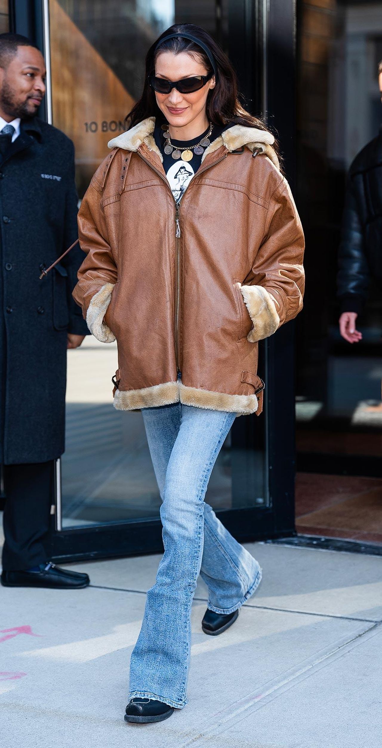 Bella_Hadid_e_il_suo_stile_country_XGGyrd0NV2 - Confidenze24 source:usmagazine - Bella Hadid e il suo stile country - Bella Hadid fa un giro in città con uno stile western invernale