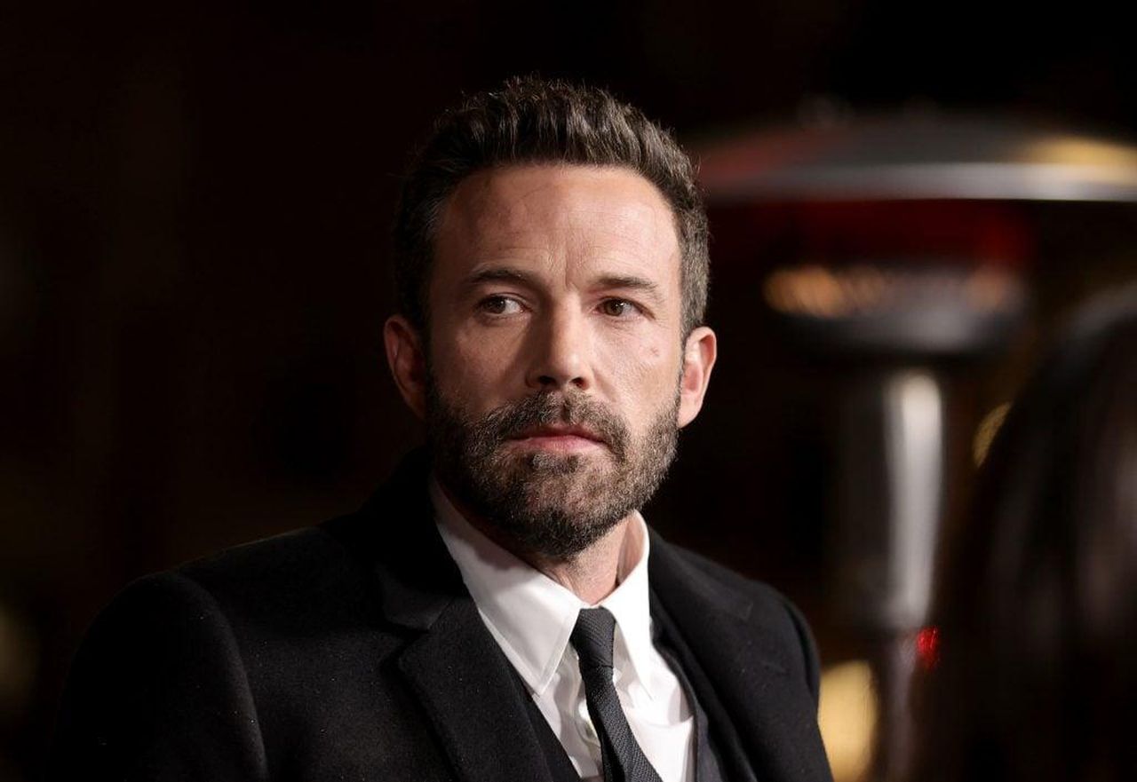 Ben_Affleck_Evacuato_a_Causa_di_Incendi_Mortali_h15Yzm4wnm - Confidenze24 source:thehollywoodgossip - Ben Affleck Evacuato a Causa di Incendi Mortali - Ben Affleck attends the Los Angeles premiere of Amazon Studio's 'The Tender Bar'
