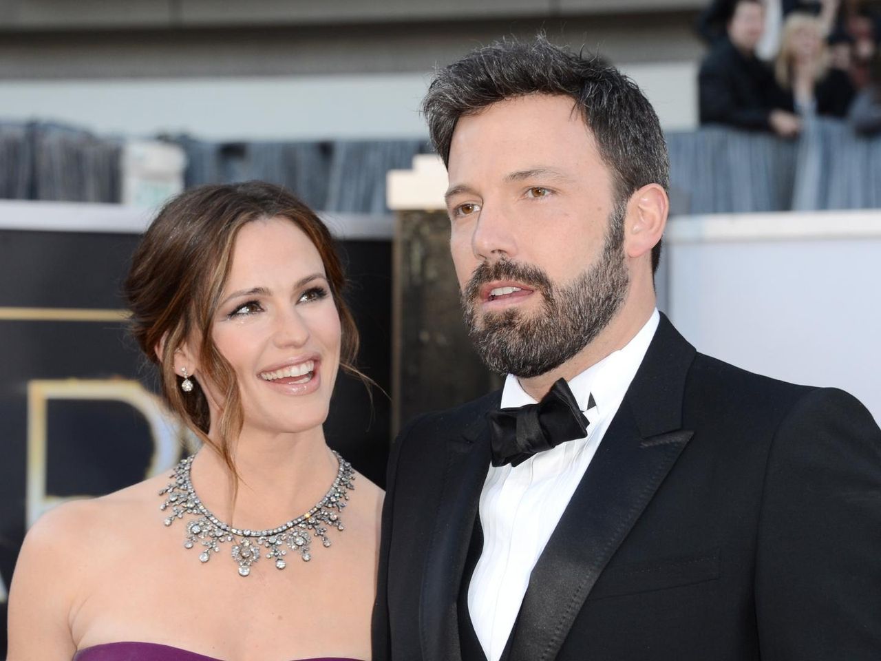 Ben_Affleck_evacuato_a_casa_di_Jennifer_Garner_GKEAuR6CXR - Confidenze24 source:sheknows - Ben Affleck evacuato a casa di Jennifer Garner - Jennifer Garner e Ben Affleck agli Oscar nel 2013.