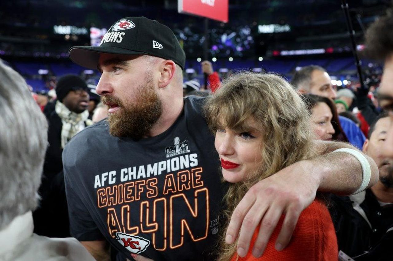 C_stata_una_proposta_di_Capodanno_UJZdCJQxB5 - Confidenze24 source:thehollywoodgossip - C'è stata una proposta di Capodanno? - Travis Kelce e Taylor Swift sul campo di football il 28 gennaio 2024.