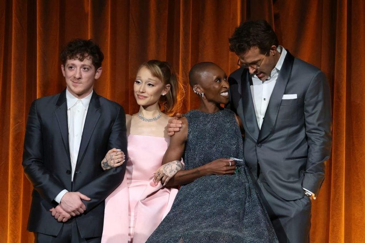 C_una_fonte_che_conferma_la_gravidanza_di_Ariana_Grande_2JYPDPj7eD - Confidenze24 source:thehollywoodgossip - C'è una fonte che conferma la gravidanza di Ariana Grande? - Ariana Grande, Ethan Slater e Cynthia Erivo il 7 gennaio 2025.