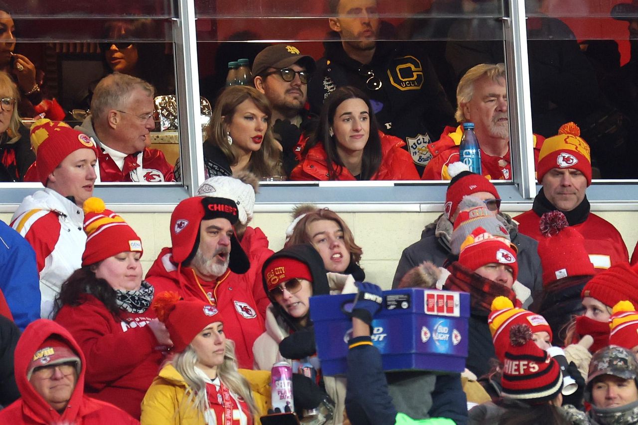 Caitlin_Clark_e_Taylor_Swift_al_Gioco_dei_Chiefs_7rCOhnntRN - Confidenze24 source:usmagazine - Caitlin Clark e Taylor Swift al Gioco dei Chiefs - Caitlin Clark e Taylor Swift mentre tifano per Travis Kelce.
