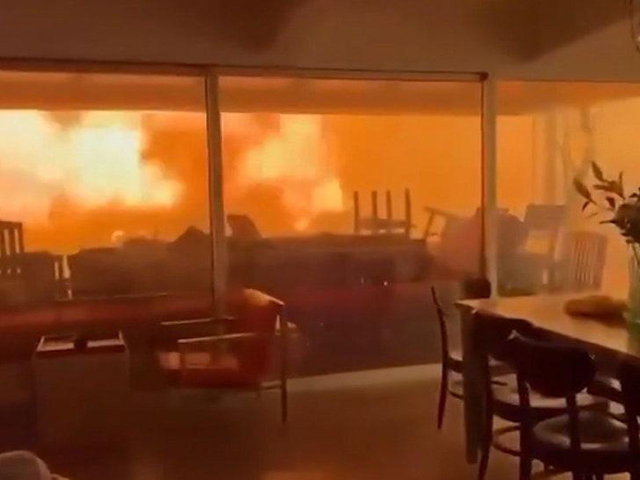Cattive_notizie_per_i_residenti_4iQAnd5Vd0 - Confidenze24 source:allcelebrities - Cattive notizie per i residenti - Incendio a Los Angeles