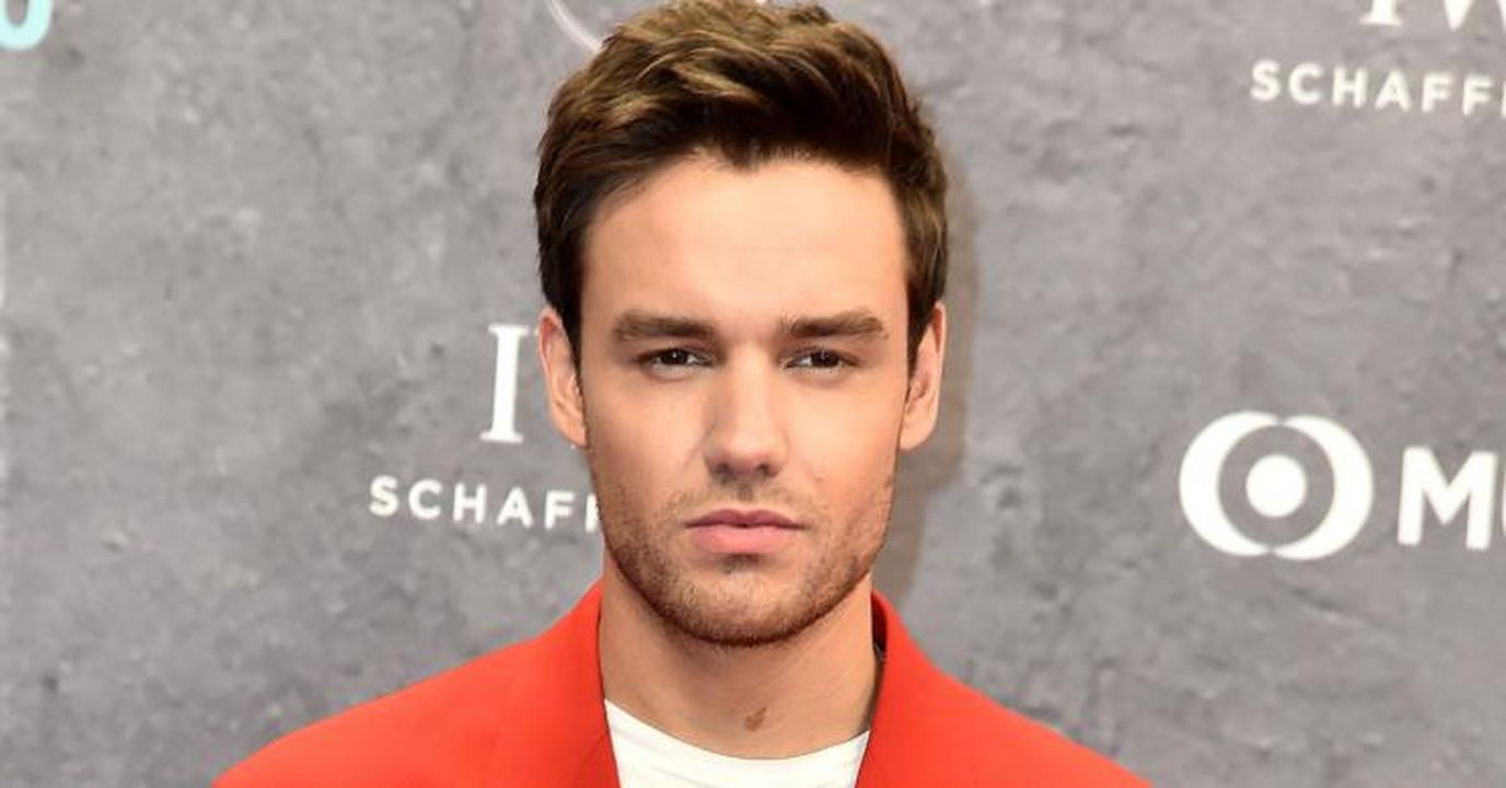 Causa_della_morte_di_Liam_Payne_gjCToVKTSL - Confidenze24 source:entertainmentdaily - Causa della morte di Liam Payne - Liam Payne in un completo rosso