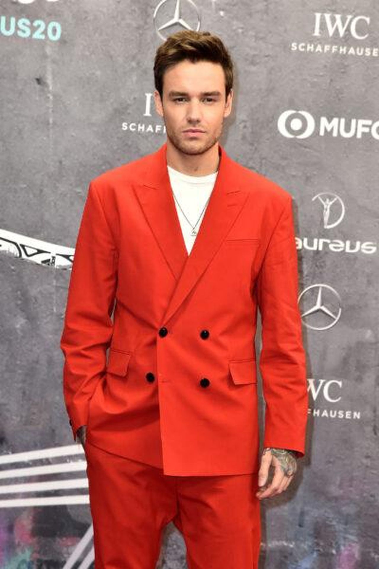 Causa_della_morte_di_Liam_Payne_wokeBRvTnm - Confidenze24 source:entertainmentdaily - Causa della morte di Liam Payne - Liam Payne in un completo rosso sul tappeto rosso