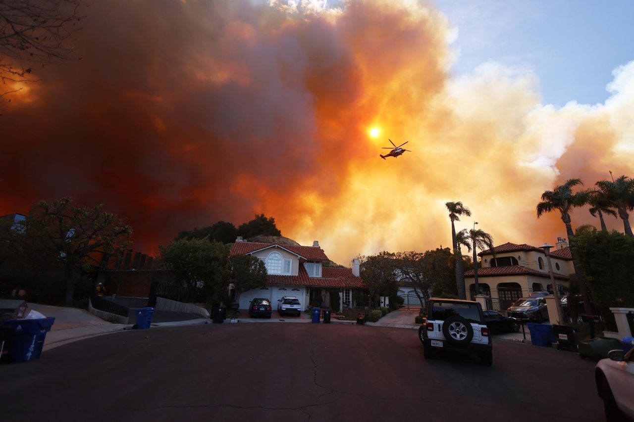 Celebrit_in_aiuto_oom5yp1OZk - Confidenze24 source:usmagazine - Celebrità in aiuto - Lussuoso Hotel di Hollywood Accoglie Vigili del Fuoco e Sfollati degli Incendi di L.A.