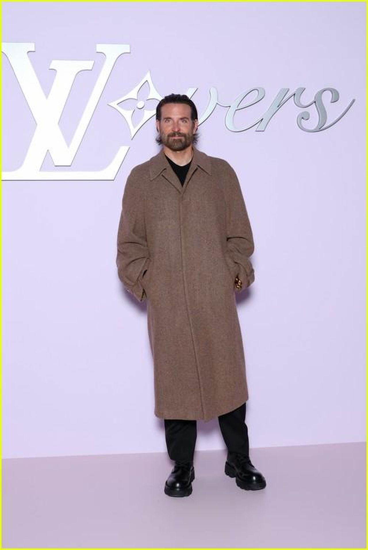 Celebrit_presenti_al_fashion_show_LOr2AbUB6t - Confidenze24 source:justjared - Celebrità presenti al fashion show - Bradley Cooper al fashion show di Louis Vuitton