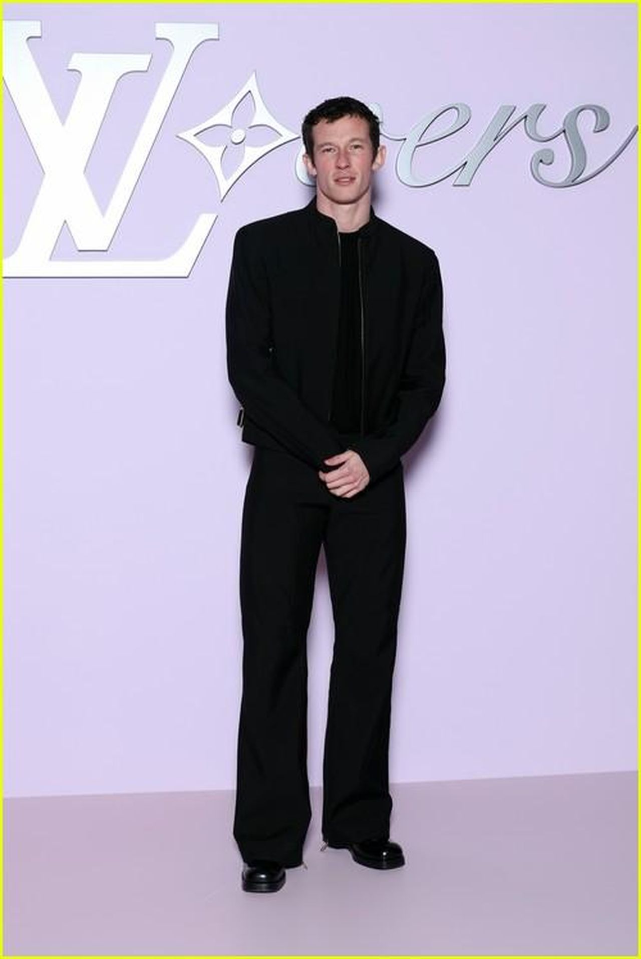 Celebrit_presenti_al_fashion_show_Ot2IGWOW8a - Confidenze24 source:justjared - Celebrità presenti al fashion show - Callum Turner al fashion show di Louis Vuitton