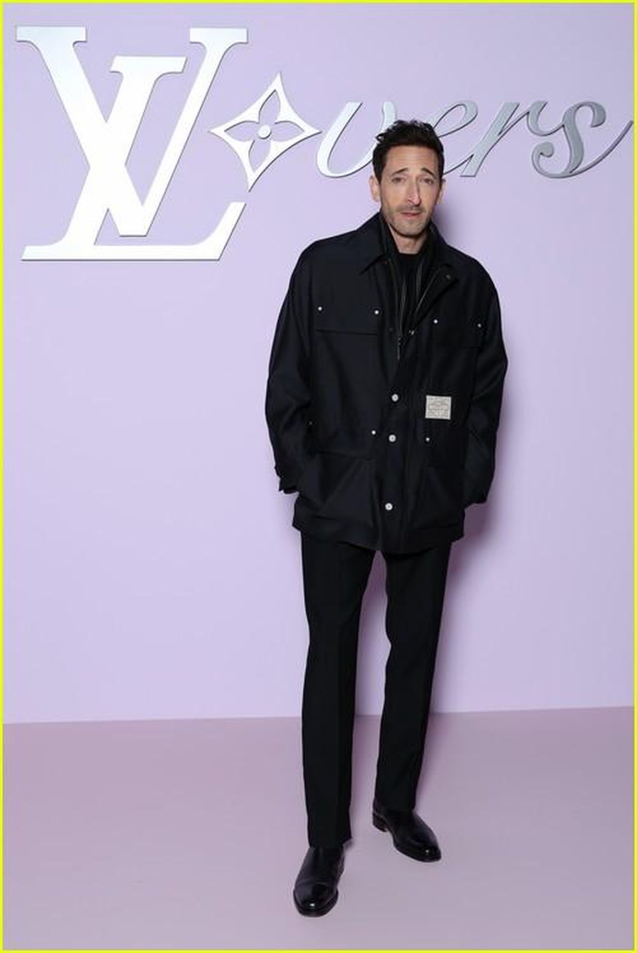 Celebrit_presenti_al_fashion_show_XZGpnBn19a - Confidenze24 source:justjared - Celebrità presenti al fashion show - Adrien Brody al fashion show di Louis Vuitton