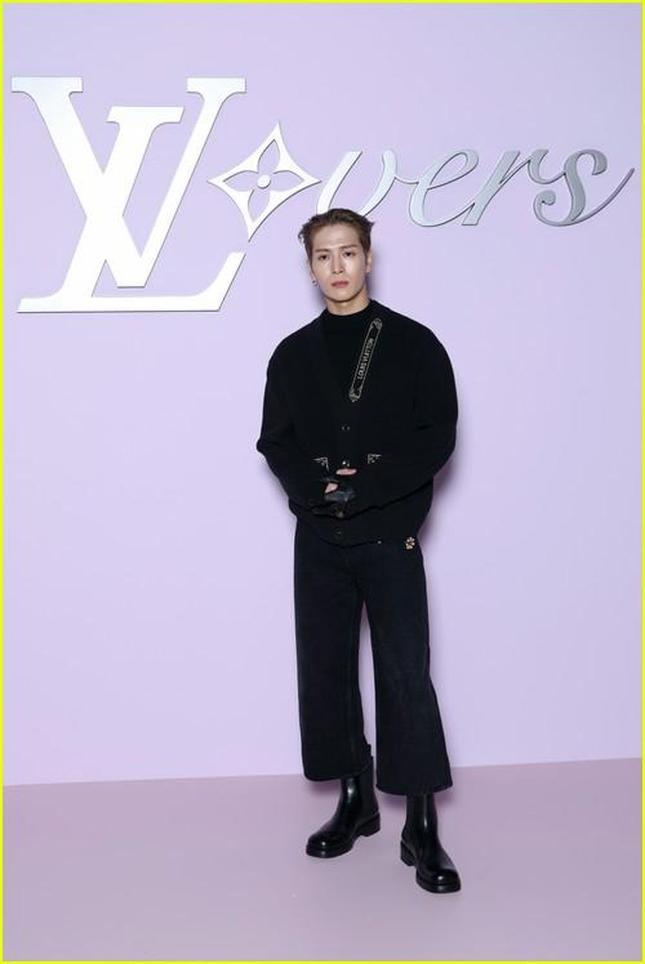 Celebrit_presenti_al_fashion_show_arZp3uf85Y - Confidenze24 source:justjared - Celebrità presenti al fashion show - Jackson Wang al fashion show di Louis Vuitton