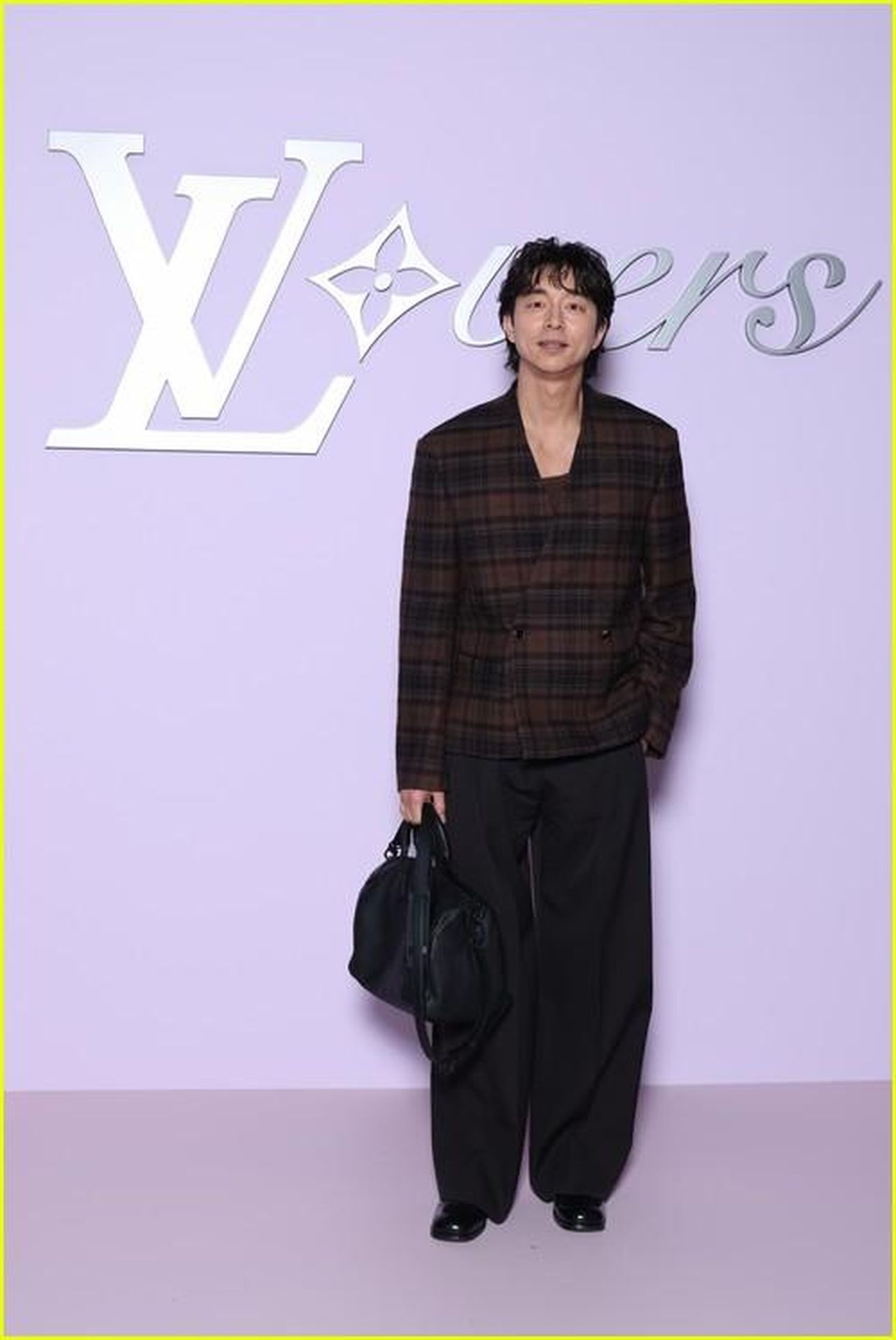Celebrit_presenti_al_fashion_show_lAPDUZTdpT - Confidenze24 source:justjared - Celebrità presenti al fashion show - Gong Yoo al fashion show di Louis Vuitton