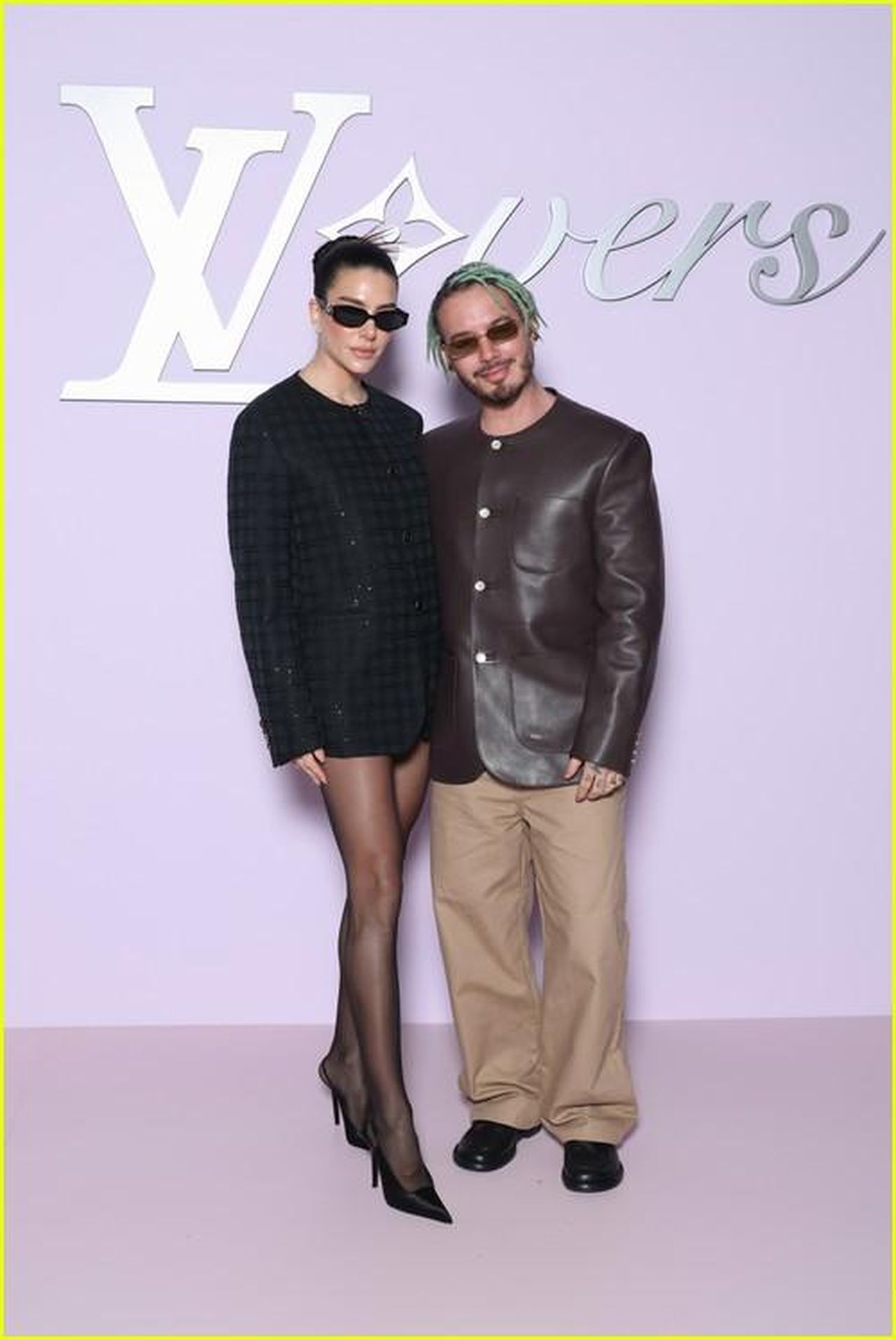 Celebrit_presenti_al_fashion_show_m5MdE76TLN - Confidenze24 source:justjared - Celebrità presenti al fashion show - J Balvin e Valentina Ferrer al fashion show di Louis Vuitton
