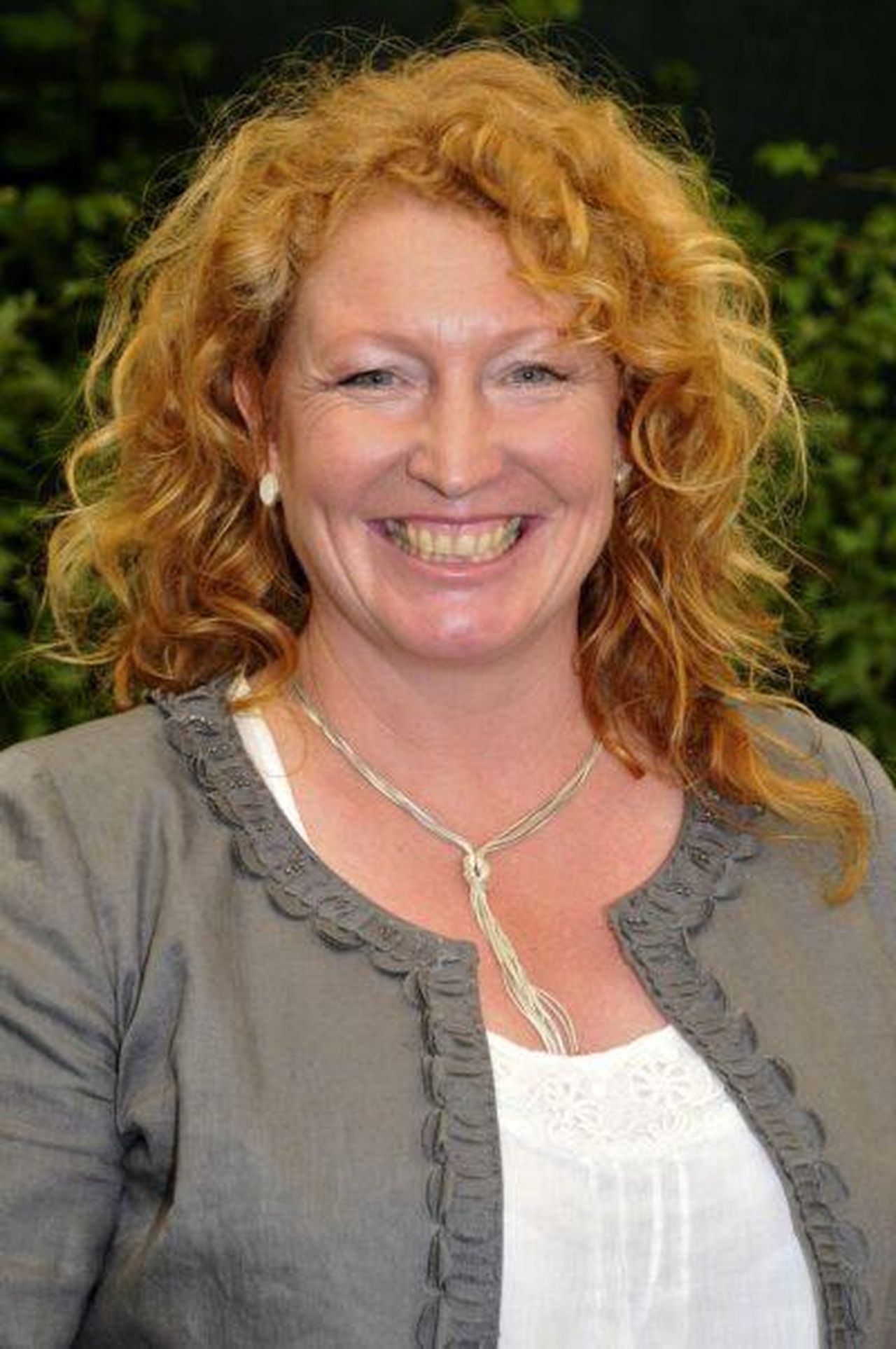 Charlie_ha_un_rapporto_di_amoreodio_con_la_televisione_Dw049HnN90 - Confidenze24 source:entertainmentdaily - Charlie ha un rapporto di amore-odio con la televisione - Charlie Dimmock con i suoi distintivi capelli rossi e un ampio sorriso