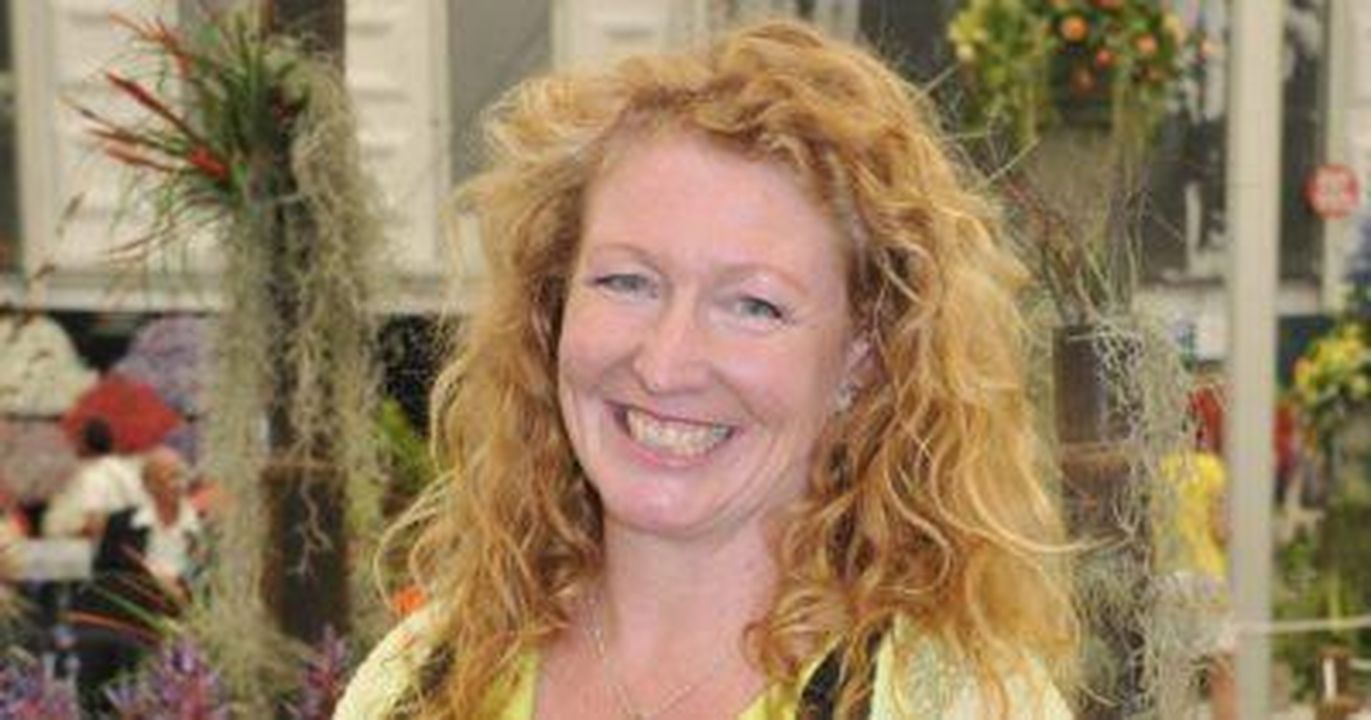 Charlie_ha_un_rapporto_di_amoreodio_con_la_televisione_Nc6CrrrgmJ - Confidenze24 source:entertainmentdaily - Charlie ha un rapporto di amore-odio con la televisione - Charlie Dimmock in una maglietta gialla e top nero