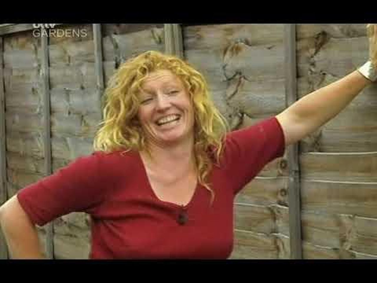 Charlie_ha_una_vita_al_di_fuori_della_TV_e_vuole_mantenerla_cos_nHvgEja7ST - Confidenze24 source:entertainmentdaily - Charlie ha una vita al di fuori della TV e vuole mantenerla così - YouTube video player