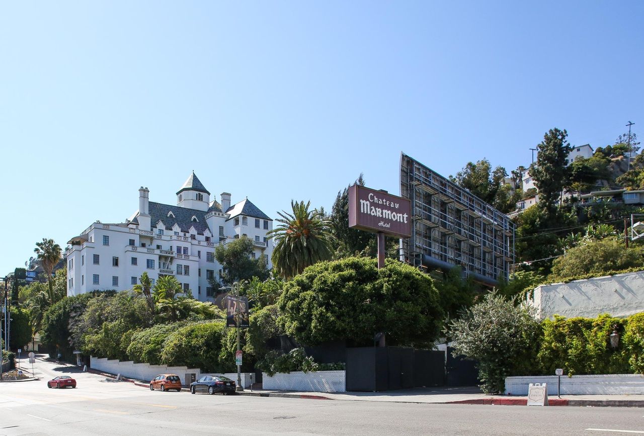 Chateau_Marmont_offre_rifugio_kHd5Bg6ao5 - Confidenze24 source:usmagazine - Chateau Marmont offre rifugio - Lussuoso Hotel di Hollywood Accoglie Vigili del Fuoco e Sfollati degli Incendi di L.A.