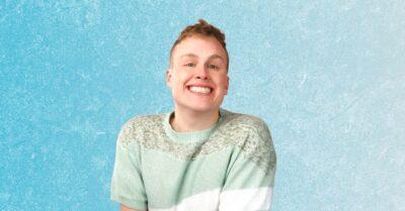 Chi__Josh_Jones_hXGcf2XNFL - Confidenze24 source:entertainmentdaily - Chi è Josh Jones? - Josh Jones sorridente