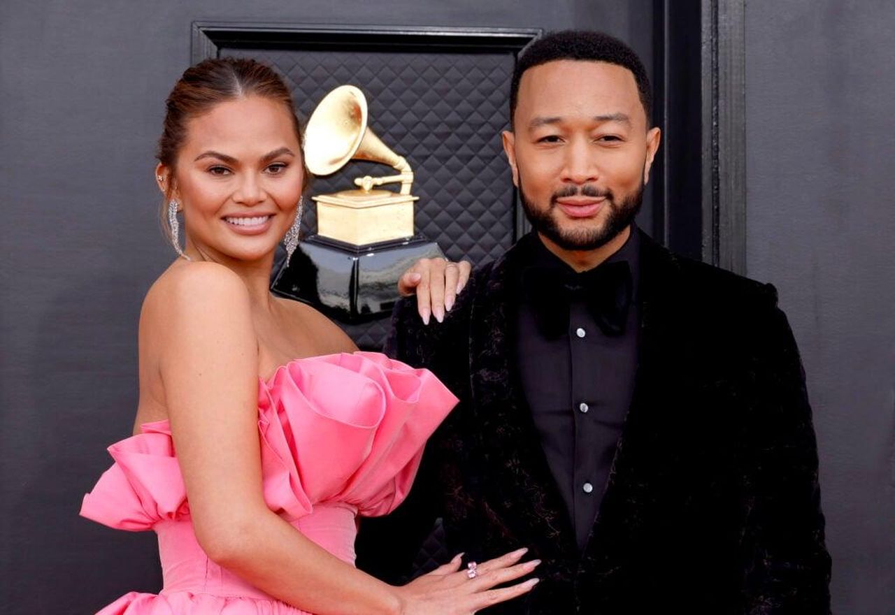 _Chrissy_Teigen_Incinta_del_Baby_5_T5RexEKlgb - Confidenze24 source:thehollywoodgossip - È Chrissy Teigen Incinta del Baby #5? - Chrissy Teigen e John Legend ai Grammy Awards