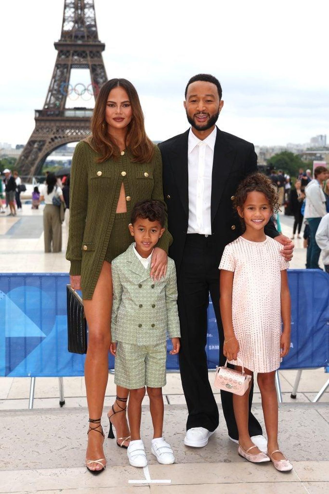 Chrissy_Teigen_John_Legend_e_i_loro_quattro_bambini_sono_al_sicuro_per_ora_m1VmYoghP3 - Confidenze24 source:thehollywoodgossip - Chrissy Teigen, John Legend e i loro quattro bambini sono al sicuro ‘per ora’ - Chrissy Teigen e John Legend con i figli Miles e Luna al red carpet delle Olimpiadi di Parigi 2024
