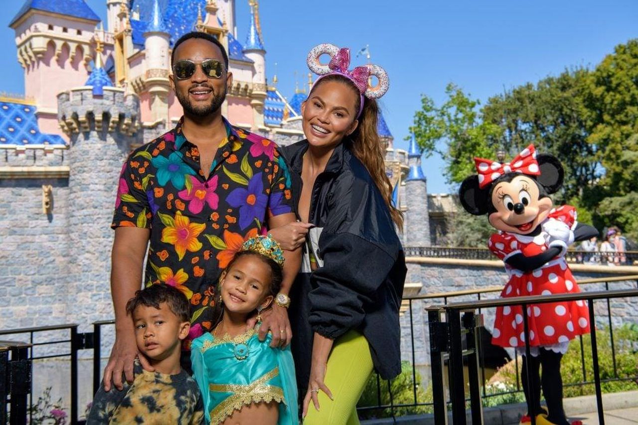 Chrissy_Teigen_John_Legend_e_i_loro_quattro_bambini_sono_al_sicuro_per_ora_rMNLf9gNpK - Confidenze24 source:thehollywoodgossip - Chrissy Teigen, John Legend e i loro quattro bambini sono al sicuro ‘per ora’ - Chrissy Teigen e John Legend con i figli Miles e Luna a Disneyland