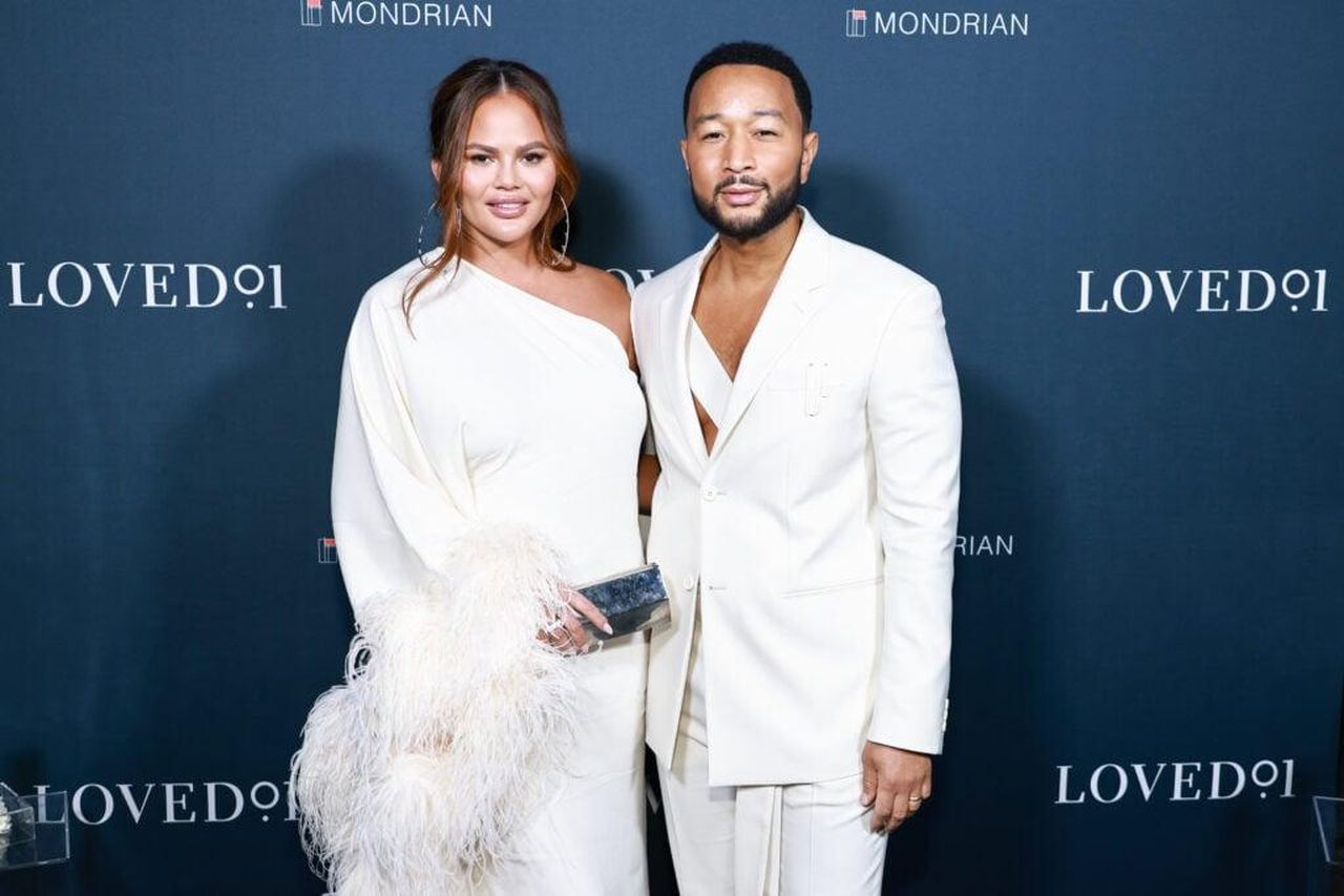 Chrissy_e_John_Opinioni_Diverse_sulla_Famiglia_ljSohD94W0 - Confidenze24 source:thehollywoodgossip - Chrissy e John: Opinioni Diverse sulla Famiglia - Chrissy Teigen e John Legend all'evento di lancio di LOVED01