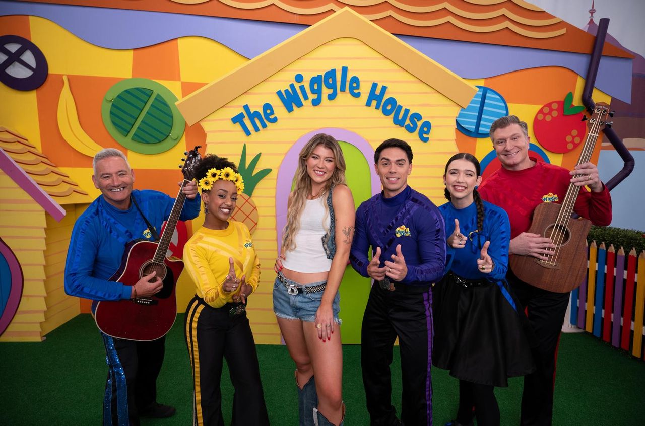 Collaborazioni_e_artisti_coinvolti_WxoYkxYuJc - Confidenze24 source:billboard - Collaborazioni e artisti coinvolti - Dasha sul set di 'The Wiggles'