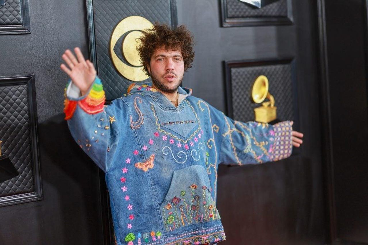 source:thehollywoodgossip - Come Ha Guadagnato Benny i Suoi Soldi? - Benny Blanco ai Grammy Awards del 2023.
